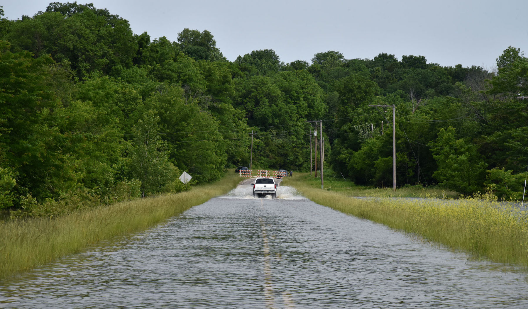 A driver ignores โRoad Closedโ signs in Rocheport and drives along Highway 240